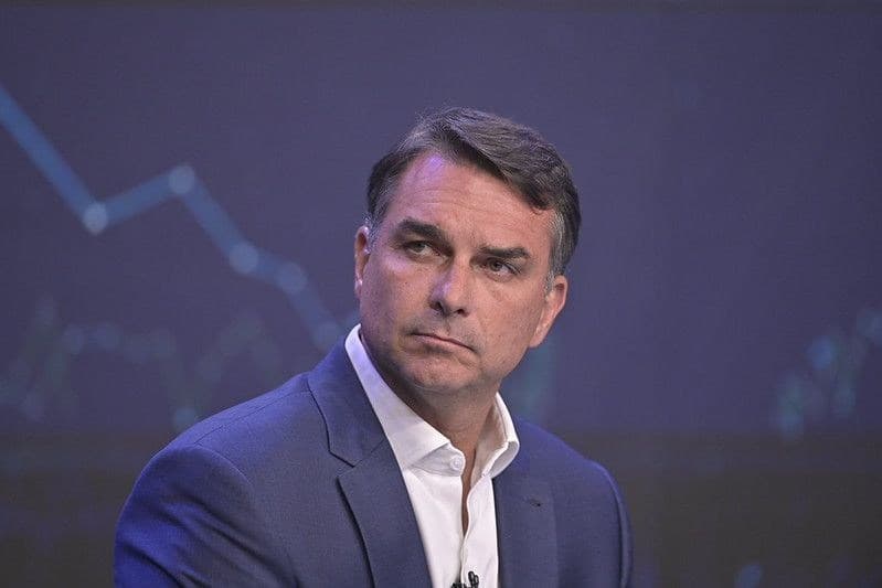 Governo coleta assinaturas para CPMI sobre Flávio Bolsonaro e Willer Tomaz