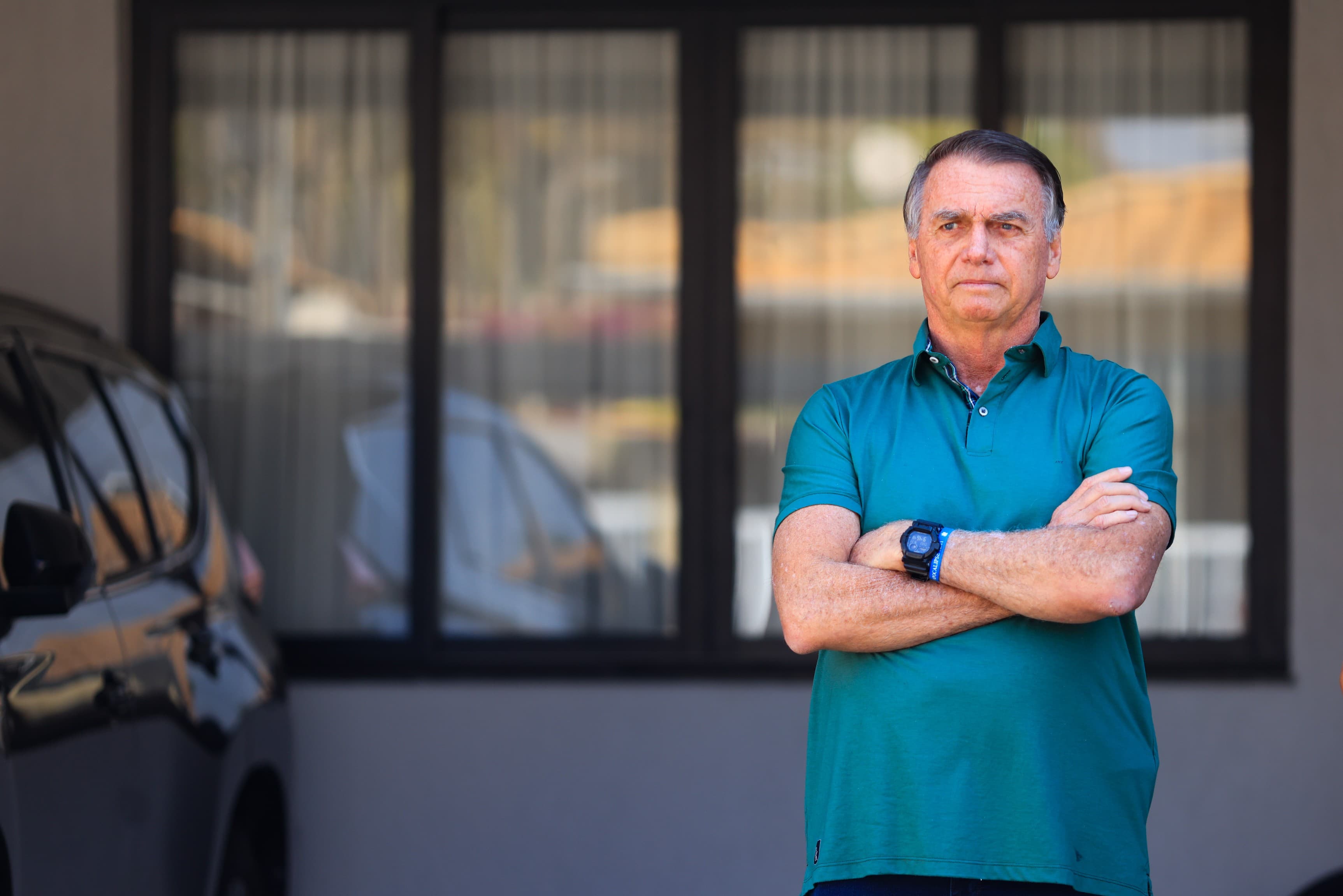 Moraes mantém Bolsonaro em prisão domiciliar e ordena entrega de armas