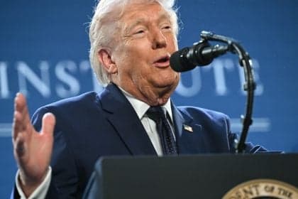 Trump suspende operação naval no Estreito de Ormuz visando acordo com Irã