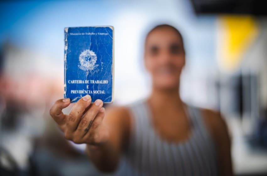 Desemprego no Brasil cai para 6,1% em março de 2026