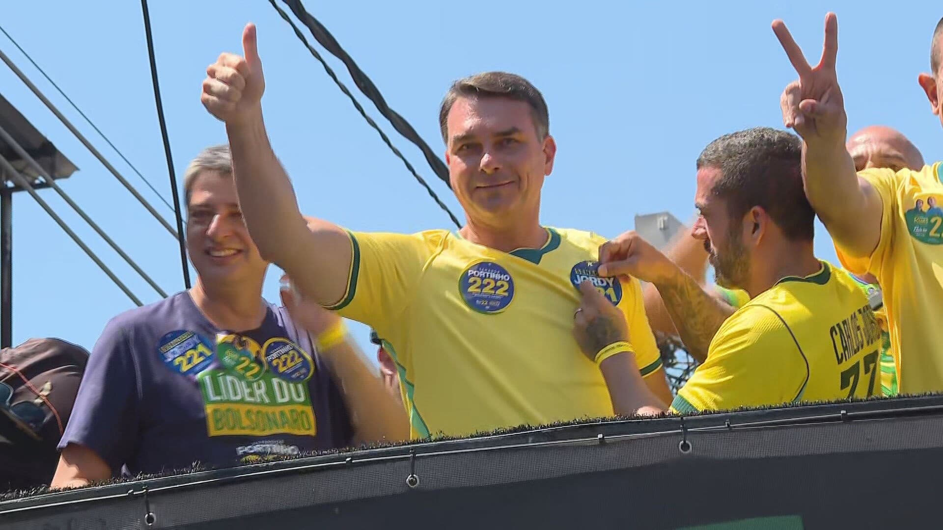 Flávio Bolsonaro encerra campanha com carreata na Baixada Fluminense