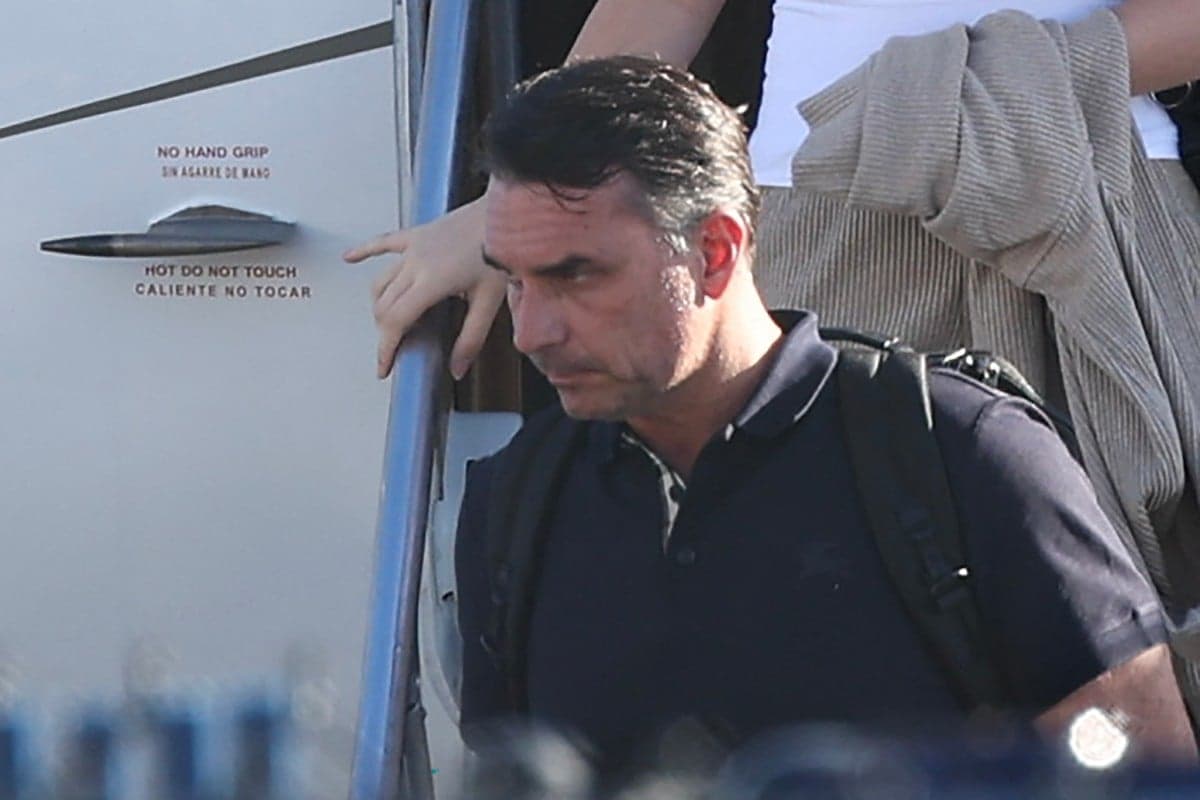 Flávio Bolsonaro é criticado por autoproclamação de presidência