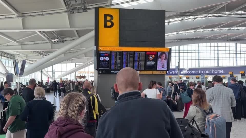Aeroportos britânicos enfrentam atrasos após falha no controle de tráfego aéreo
