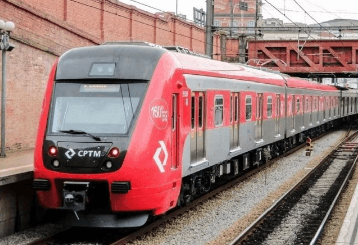 Manifestação por moradia interrompe linha de trem na zona Leste de SP