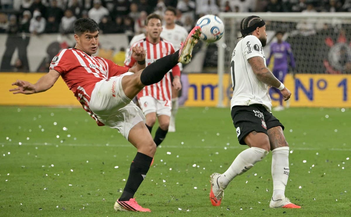 Corinthians é multado após Memphis Depay não comparecer à zona mista