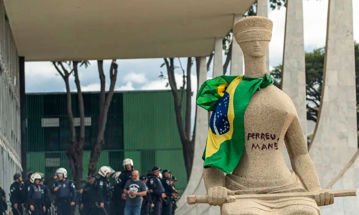 Ministro do STF autoriza regime semiaberto para Débora do Batom
