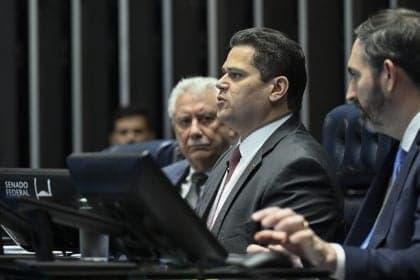 PEC de aposentadoria de agentes de saúde gera tensão no Senado