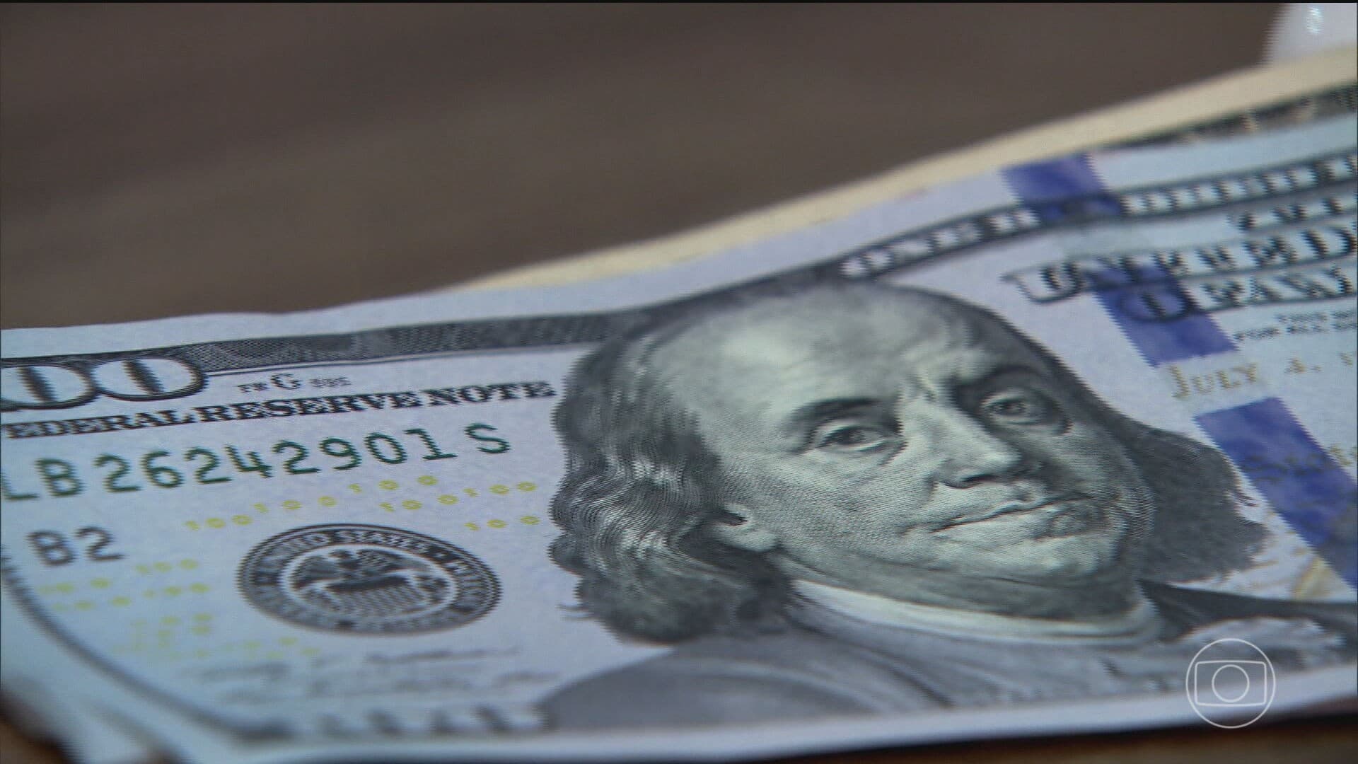 Dólar sobe com incertezas no mercado internacional e alerta no Brasil
