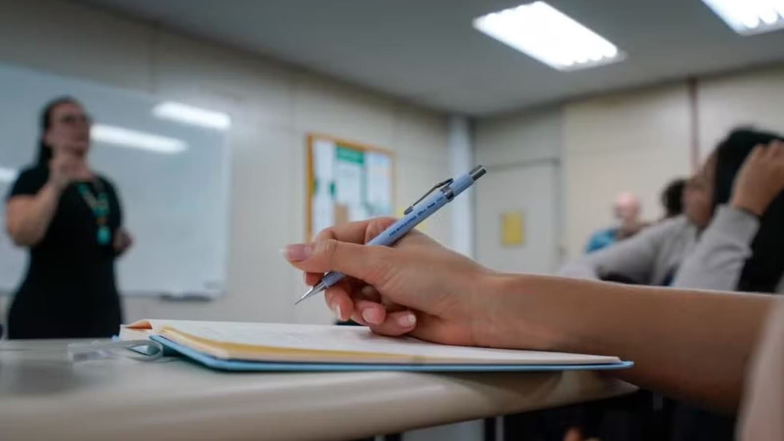 Senado aprova piso salarial de R$5.130 para professores em 2026