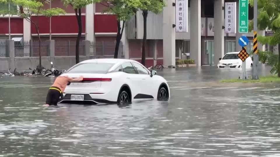 Alagamentos em Taiwan causam fechamento de escolas e alerta de ciclone