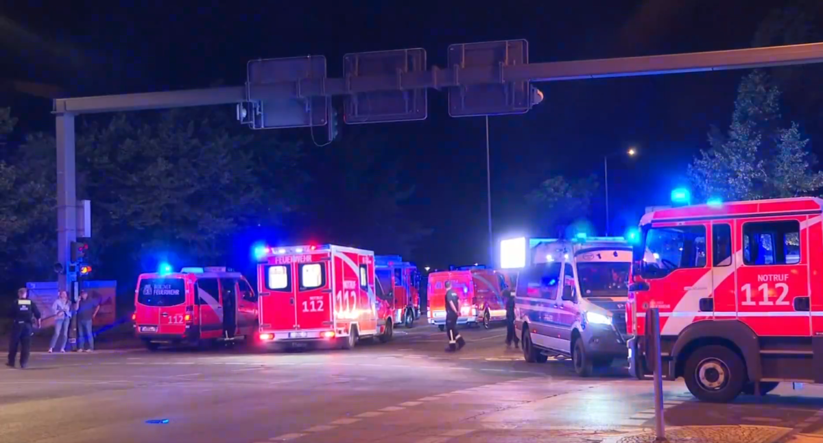 Carro atinge multidão e cancela Parada do Orgulho em Berlim