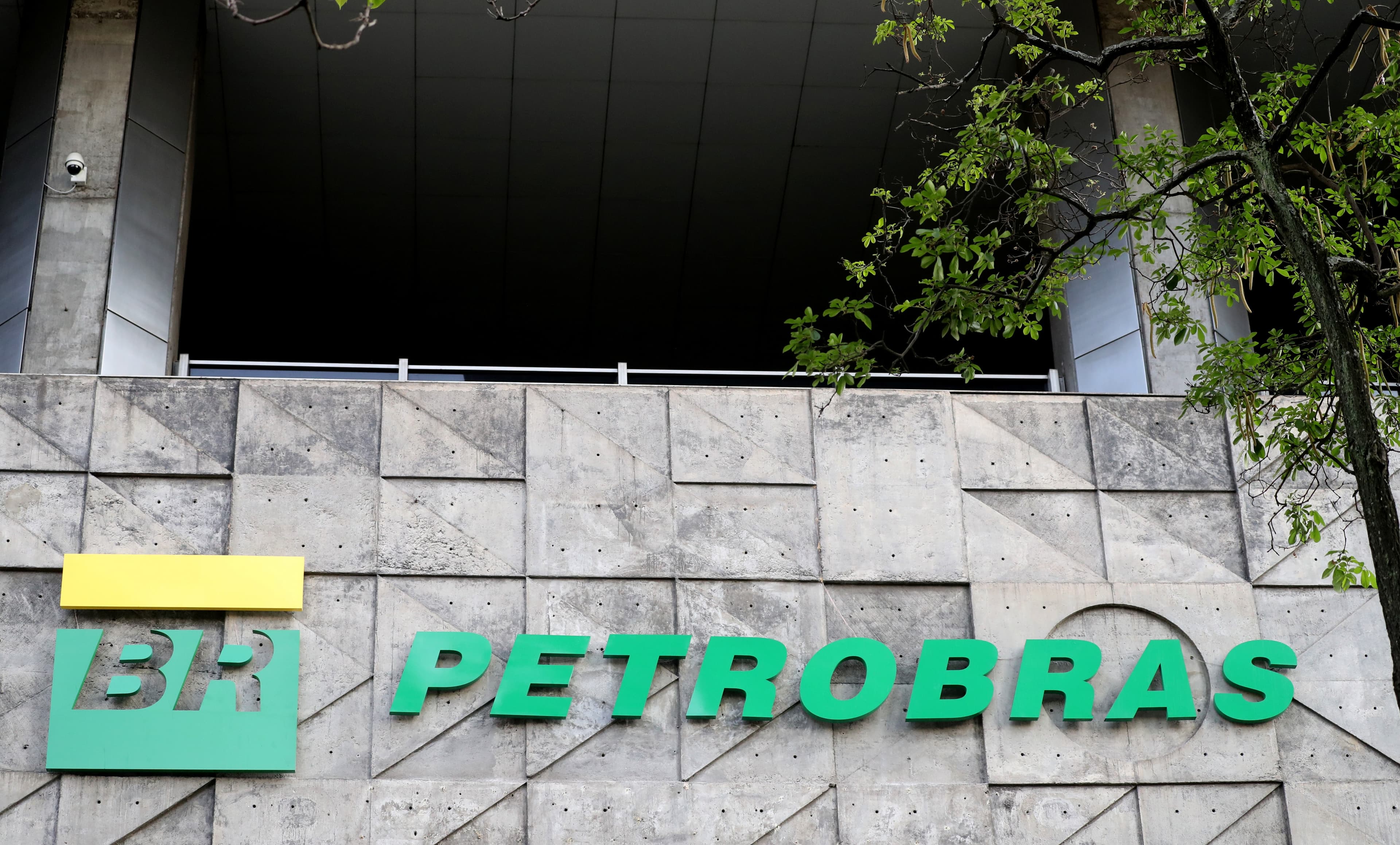 Petrobras anuncia aumento de R$ 1 no diesel, mas manterá preços inalterados