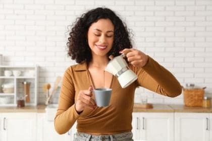 Café ou chá verde: qual bebida estimula mais a disposição?
