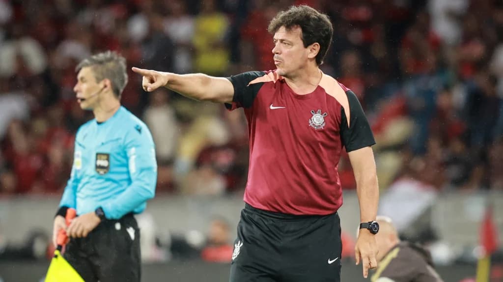 Fernando Diniz pode permanecer no Corinthians após apoio do elenco