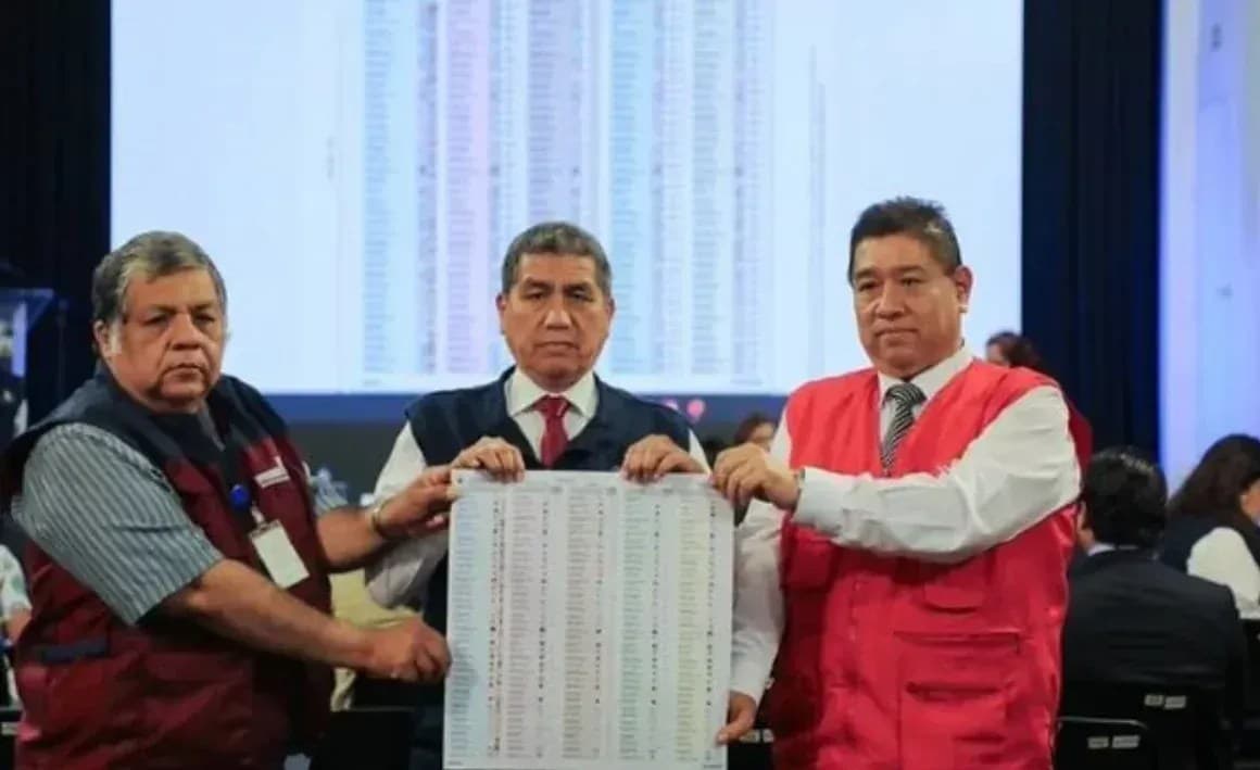 Peru utiliza maior cédula eleitoral da história em eleição complexa