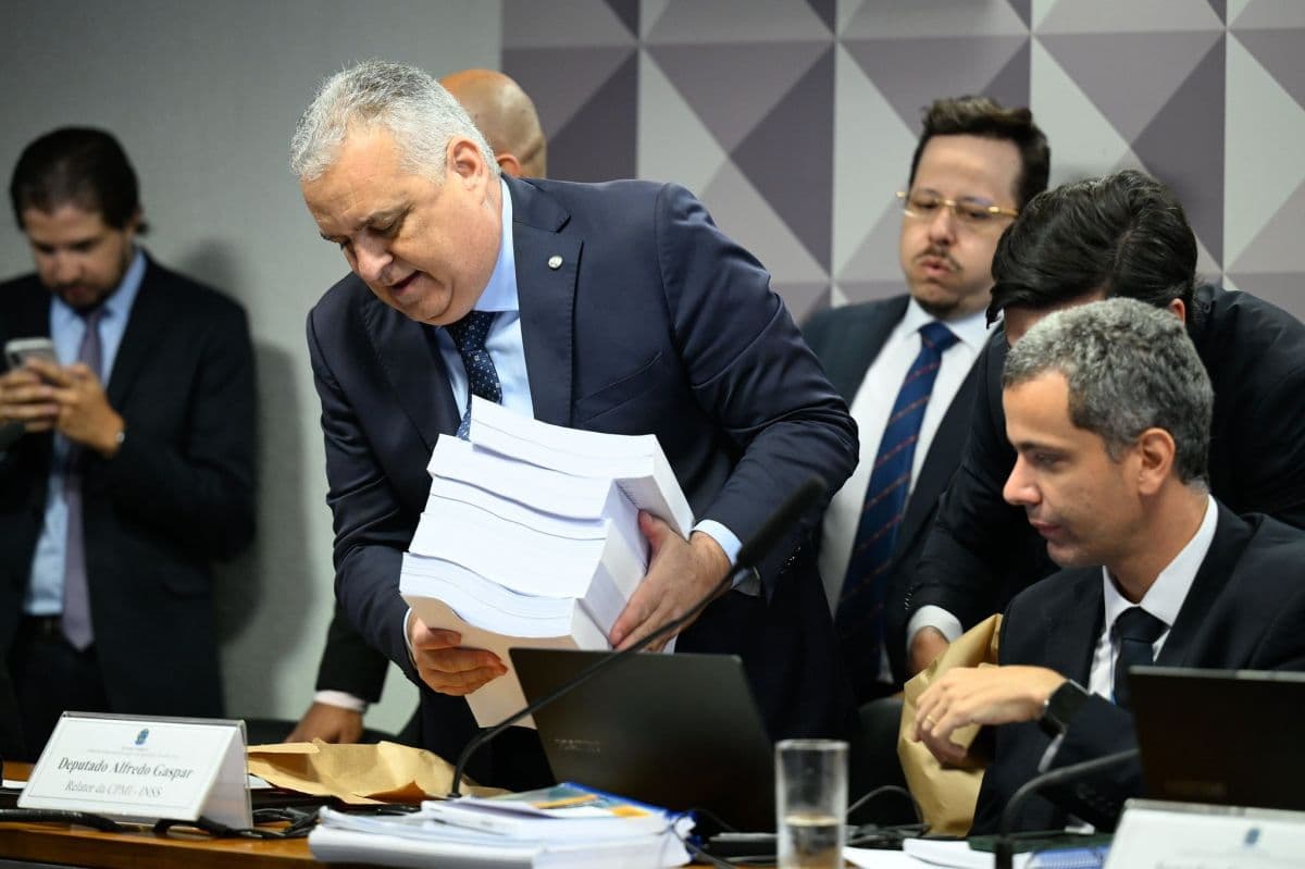 Deputado Alfredo Gaspar se desentende com Lindbergh Farias em CPMI do INSS