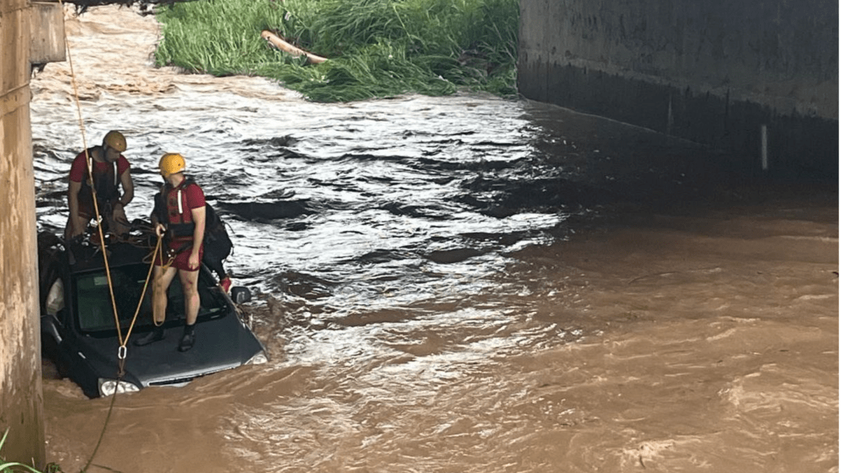 Motorista desaparecida após carro cair em córrego em Piracicaba