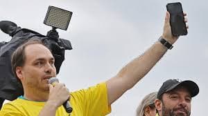 Carlos Bolsonaro se Destaca em Eleição para o Senado em SC