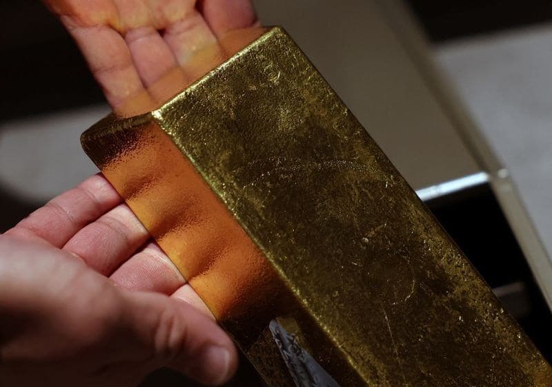 Ouro atinge US$ 4.400 após queda acentuada