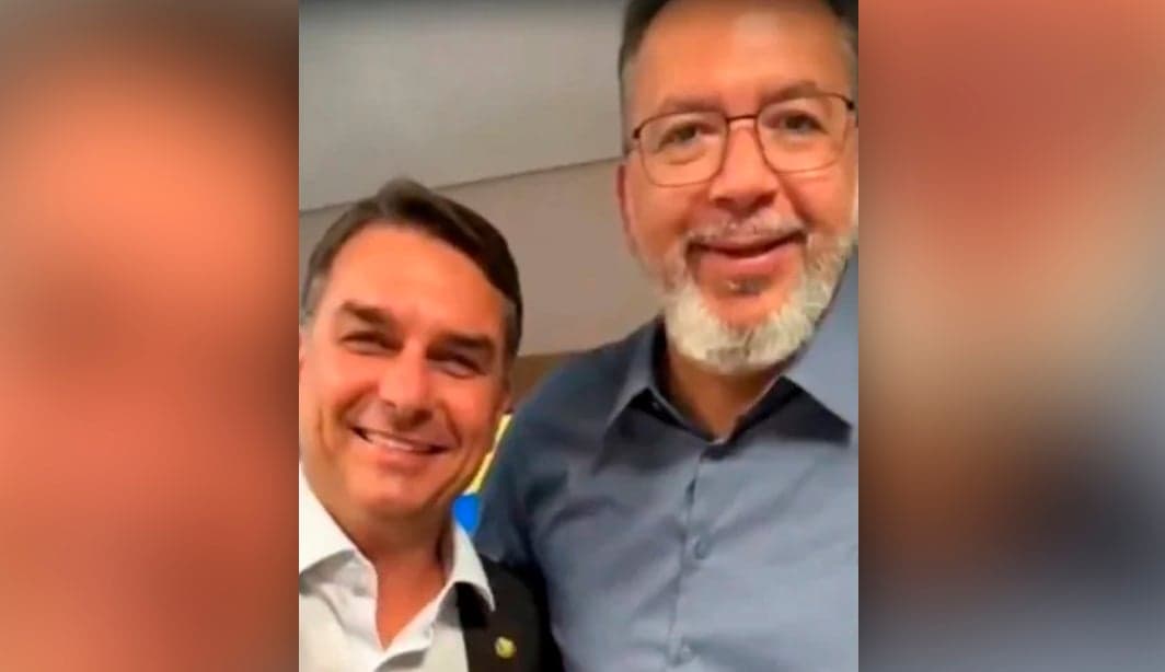Senador Flávio Bolsonaro afirma apoio a Márcio Canella diante de nova prisão