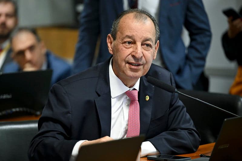 Senador Omar Aziz lidera com 51% em pesquisa do governo do Amazonas