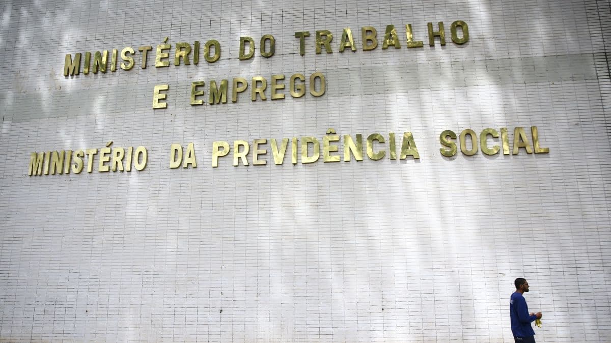 MTE regulamenta funcionamento do comércio em feriados