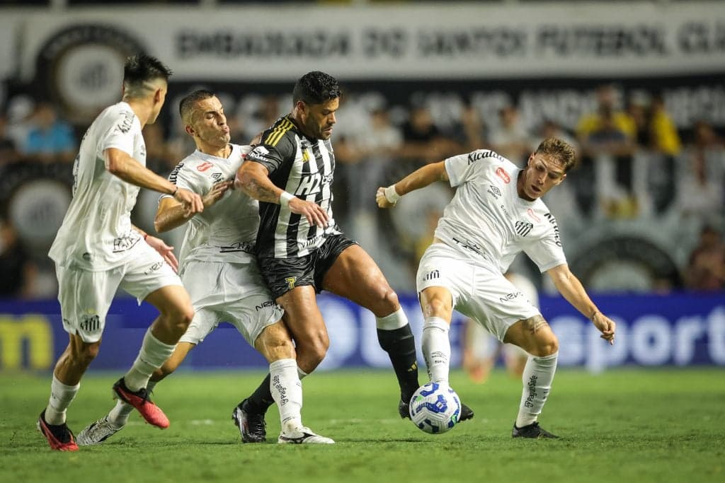 Santos e Atlético-MG se enfrentam em duelo direto no Brasileirão