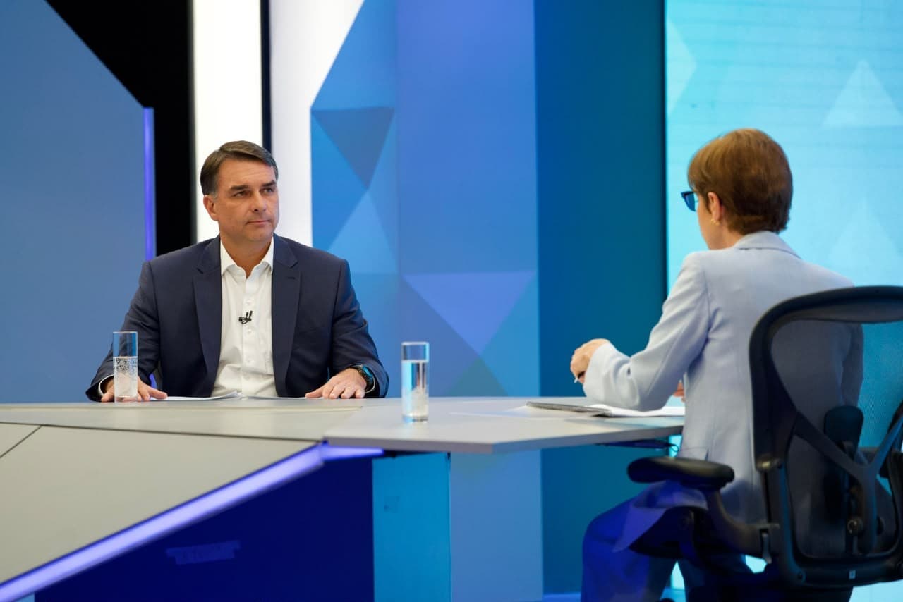 Flávio Bolsonaro fala sobre financiamento do filme 'Dark Horse' e investigações