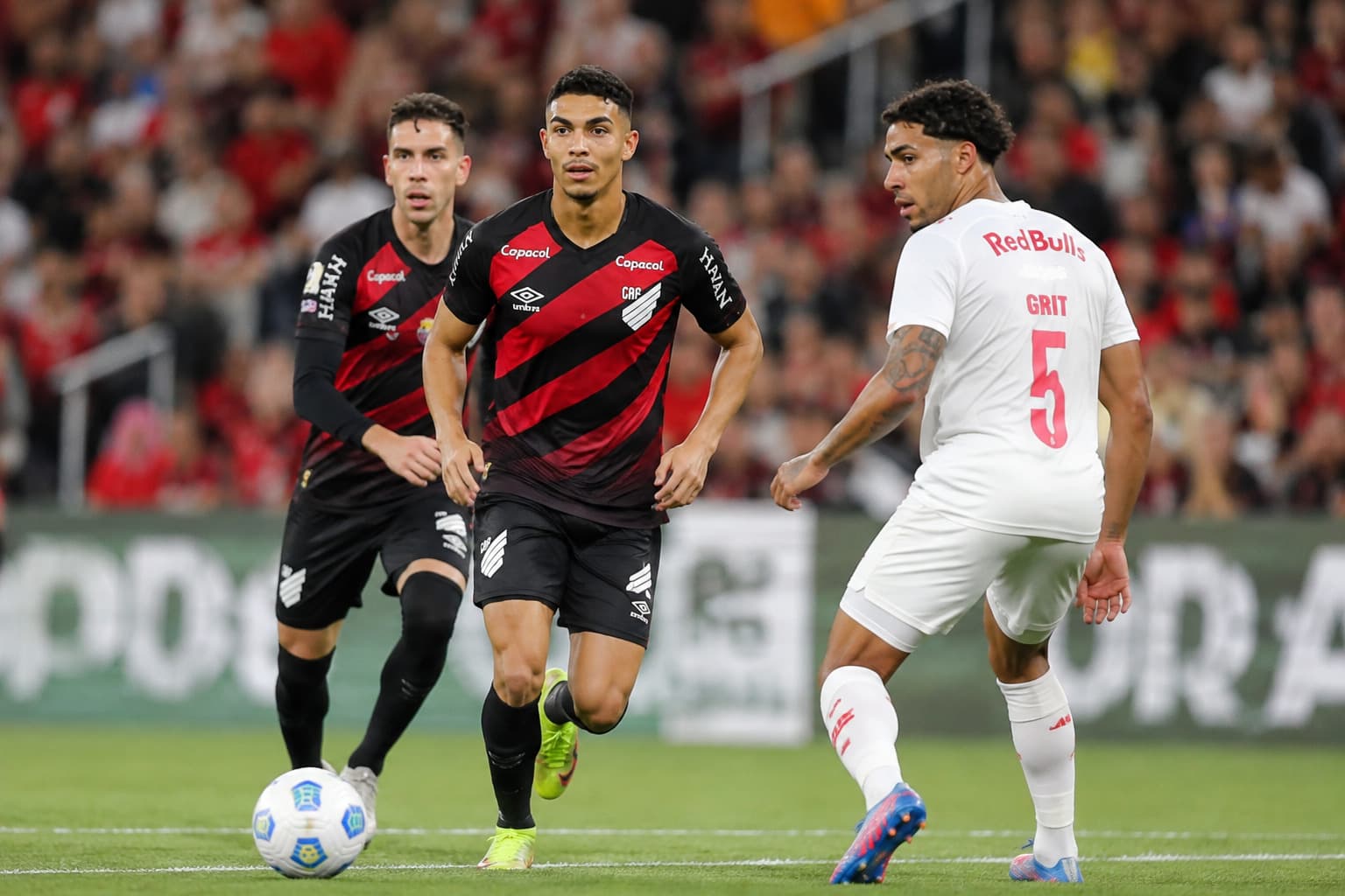 Athletico-PR vence Botafogo por 3 a 2 e se firma entre os líderes do Brasileirão