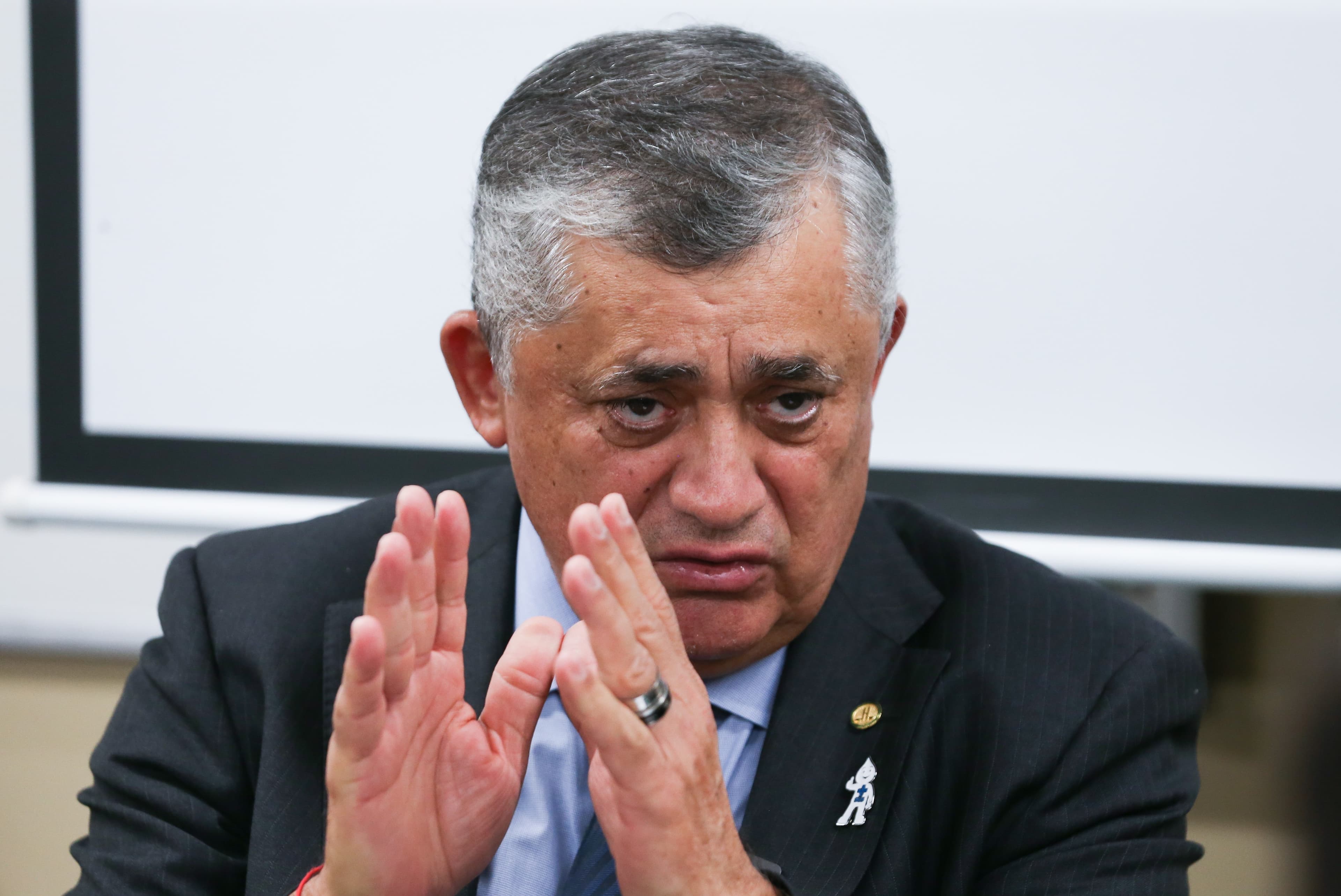 Ministro explica retirada da PEC da Segurança após desentendimento no PT