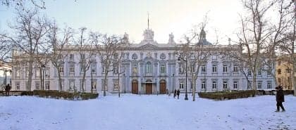 Supremo da Espanha considera beijo na mão como agressão sexual sem consentimento