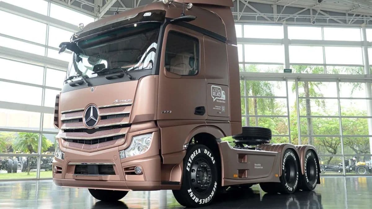 Mercedes-Benz lança caminhão adaptado para mulheres motoristas