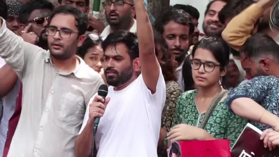 Polícia indiana prende líder juvenil antes de protesto contra Comissão Eleitoral