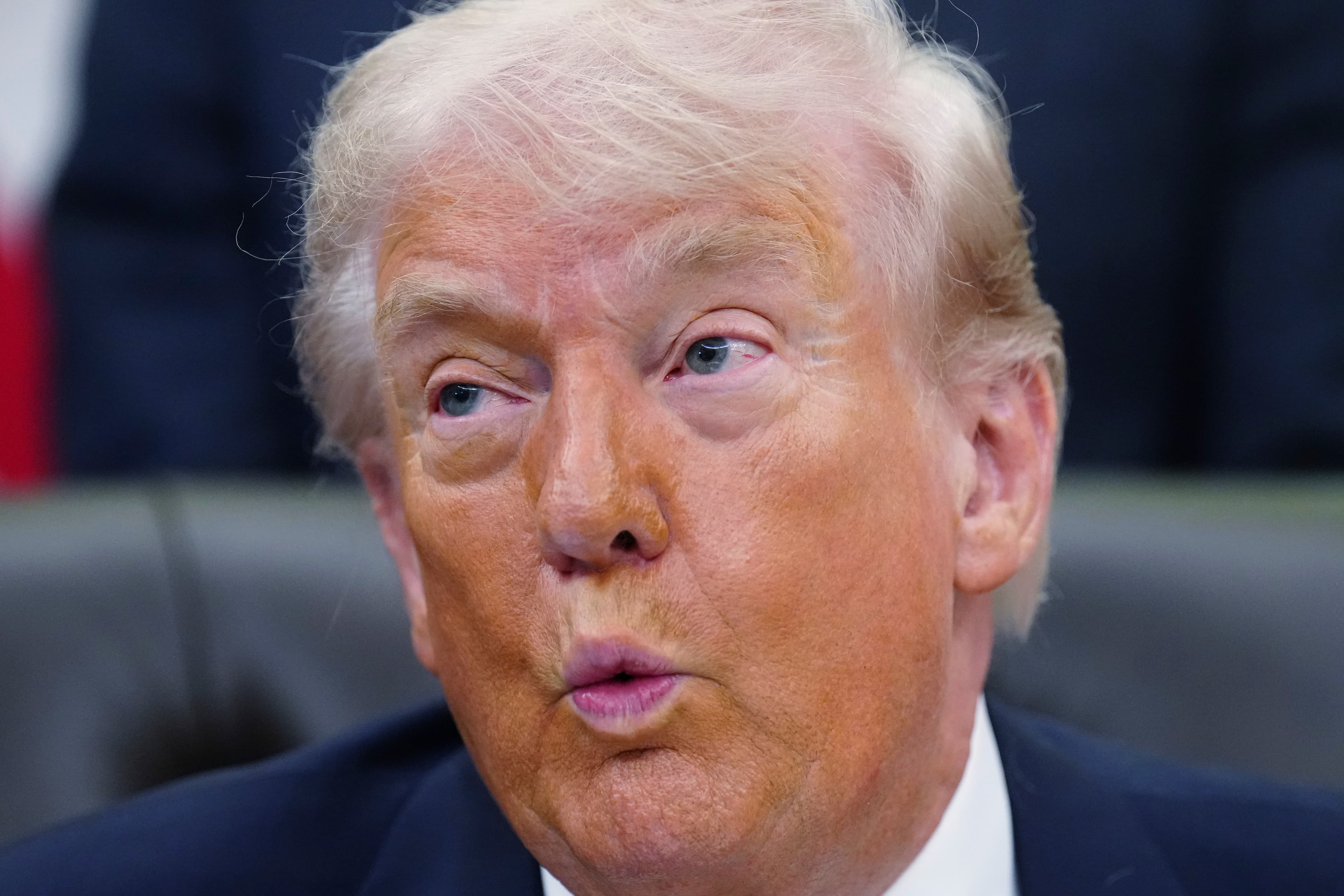 Trump enfrenta queda de aprovação em meio a crises econômicas