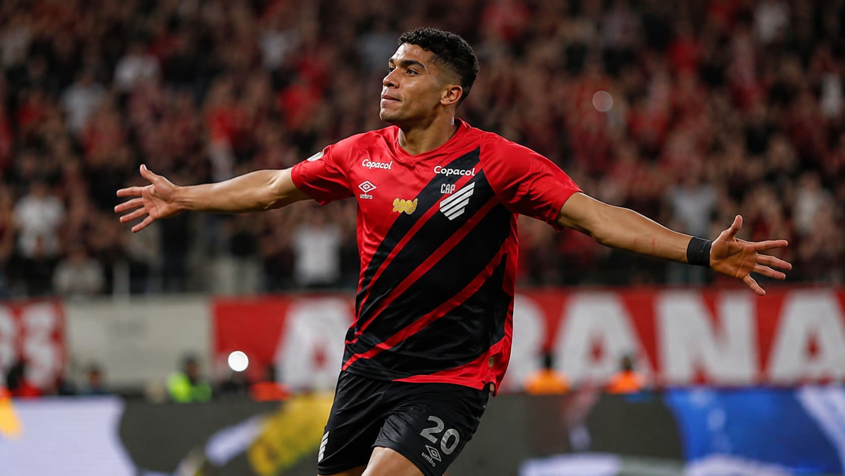 Athletico-PR vence Botafogo, Odair se machuca em comemoração e negocia renovação