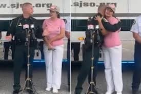 Em coletiva de imprensa, mulher recebe a notícia de que filho foi encontrado