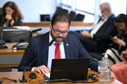Senado aprova missão aos EUA para verificar brasileiros detidos