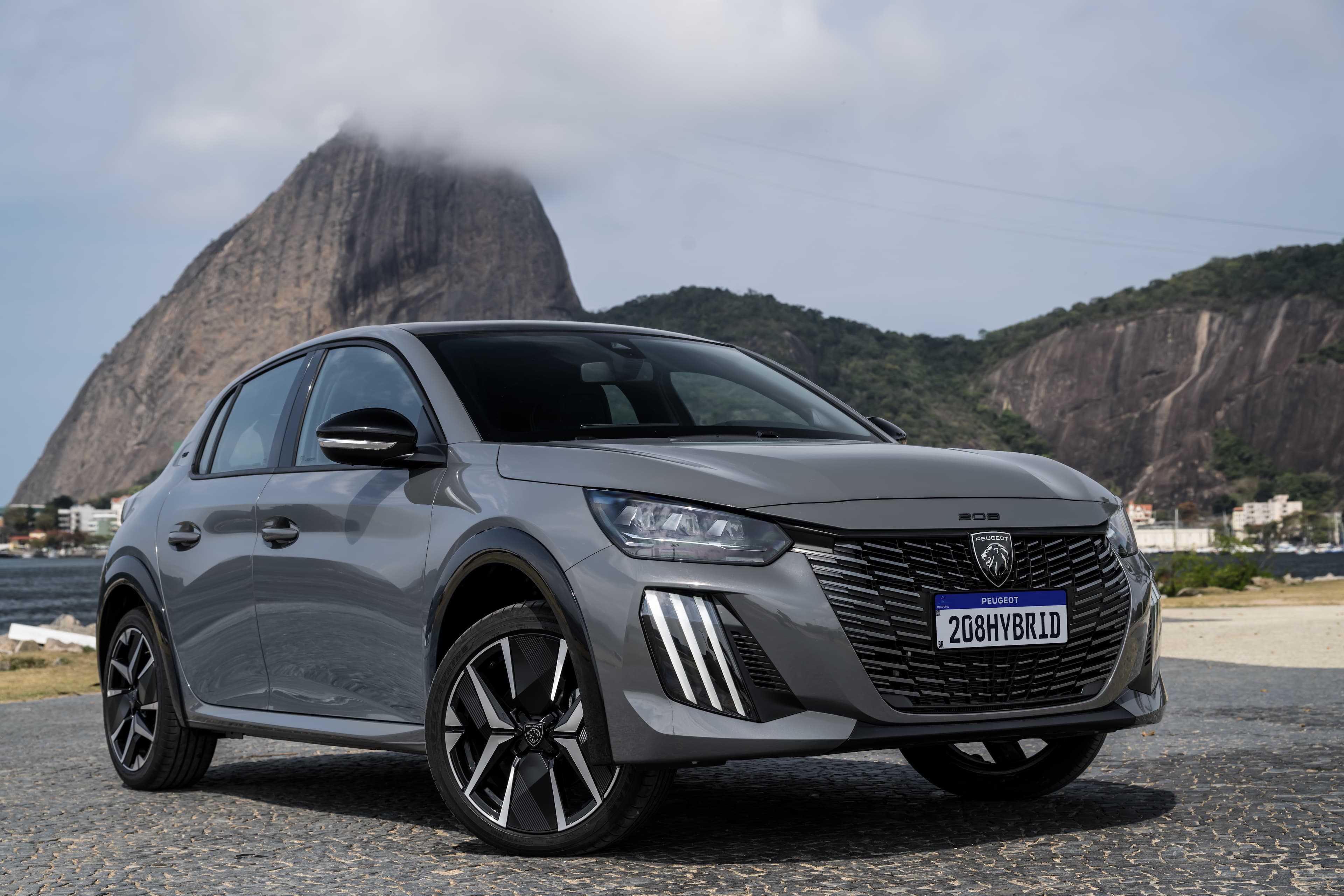 Stellantis Anuncia Recall Global de Carros Híbridos para Prevenir Incêndios