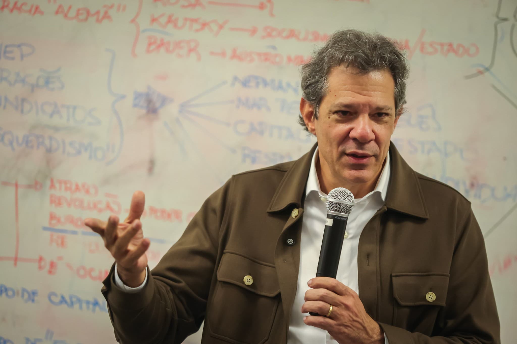Haddad critica gestão de Tarcísio e privatização da Sabesp