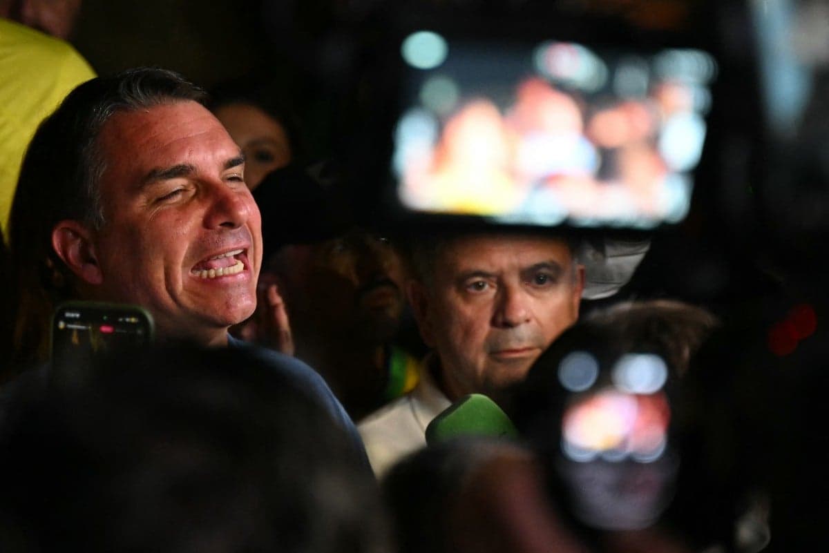 Flávio Bolsonaro reafirma apoio ao fim da reeleição após primeiro turno