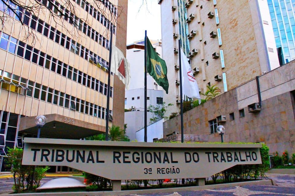 Auxiliar de cozinha receberá R$ 10 mil por demissão após diagnóstico