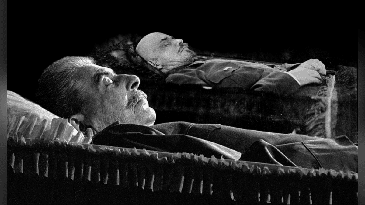 Em 1961, União Soviética remove corpo de Stalin do Mausoléu