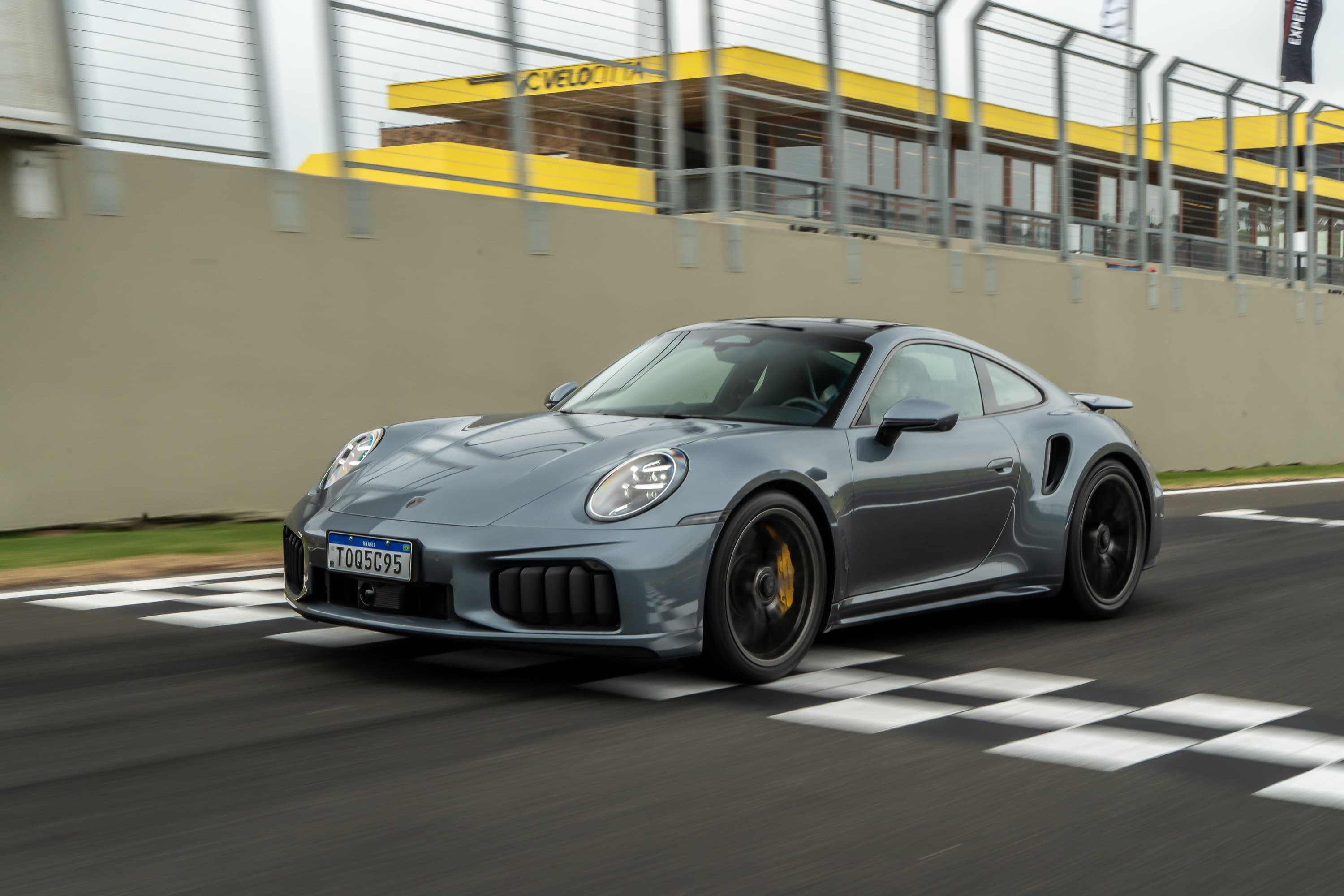 Porsche 911 Turbo S: uma análise sobre a domabilidade do esportivo de 711 cv