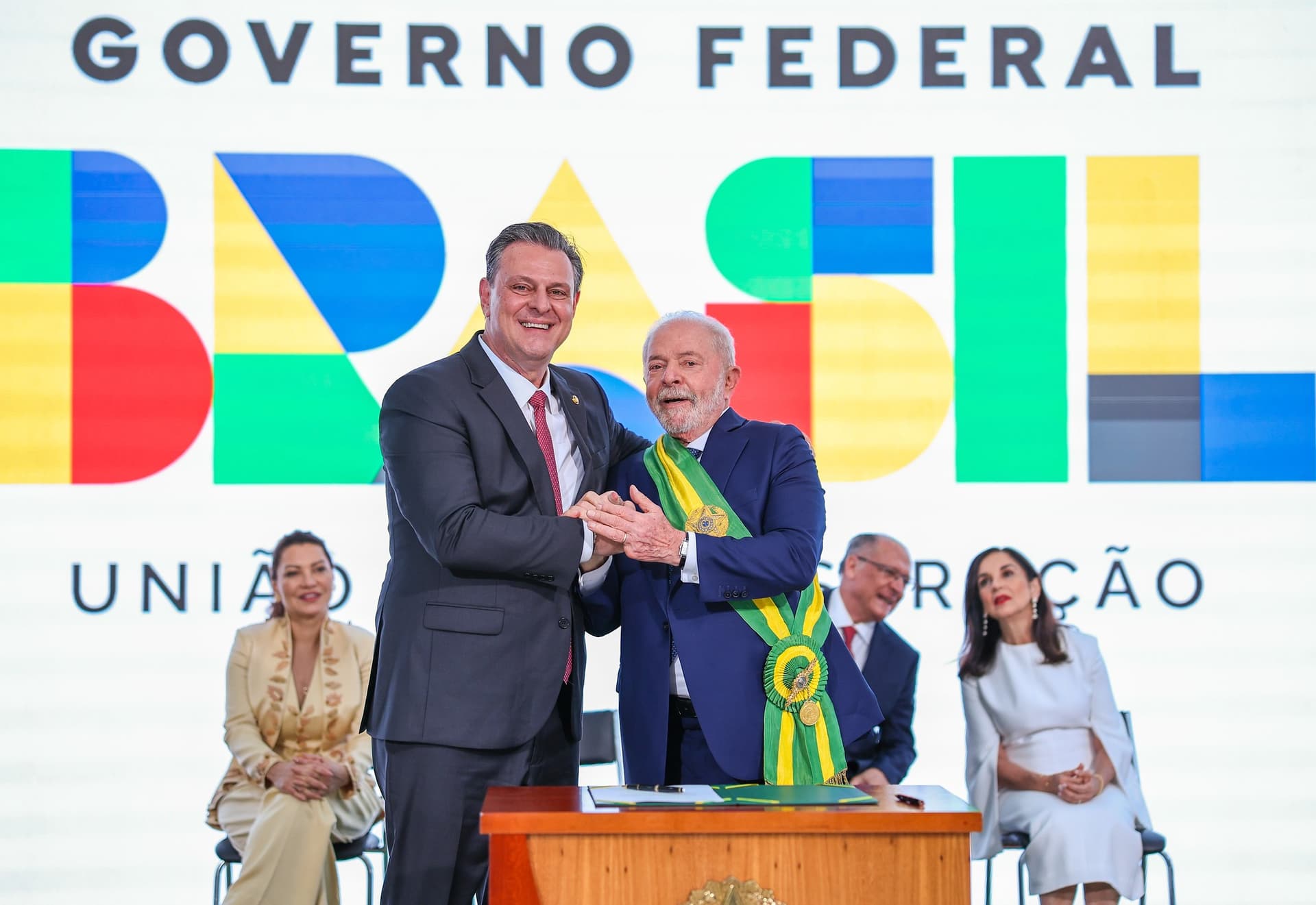 Governo Lula Exonera Ministra e CPMI do INSS Solicita Indiciamento de Lulinha