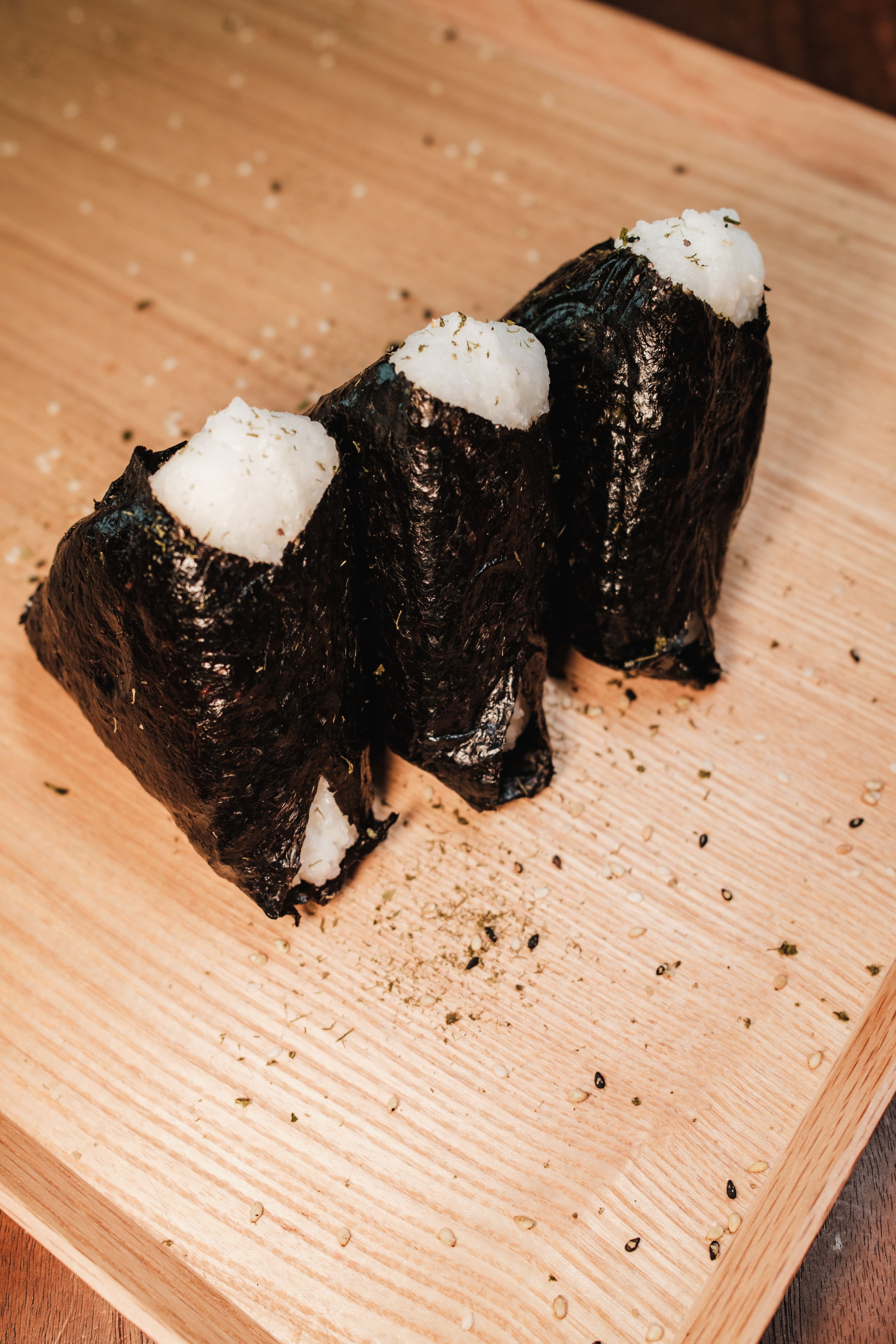 Aprenda a fazer onigiri de missô com atum e maionese em casa