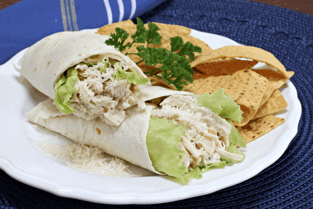 Três receitas práticas com frango desfiado para lanches rápidos