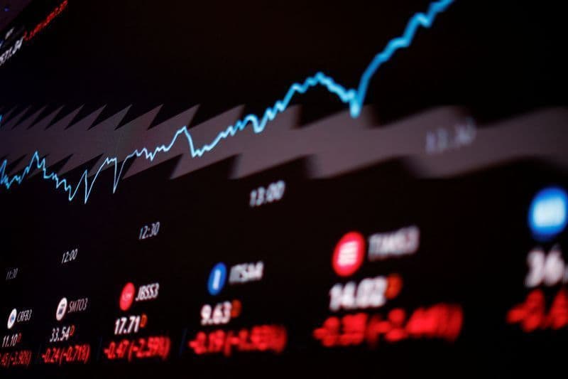 Dólar sobe enquanto Ibovespa enfrenta dia negativo com pesquisa eleitoral