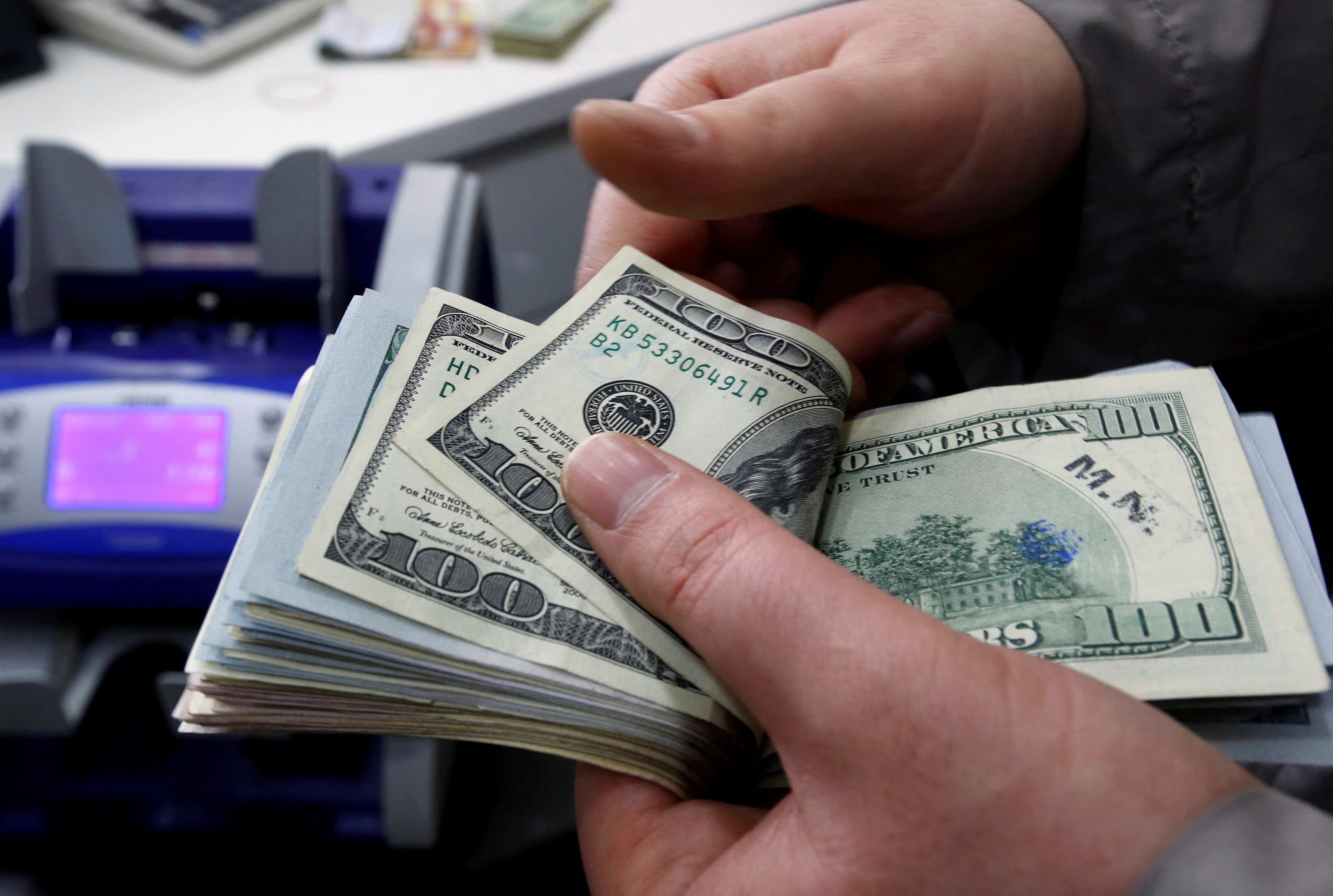 Dólar inicia em queda enquanto mercado aguarda dados econômicos