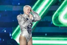 Xuxa responde a críticas de carnavalesco sobre homenagem recebida