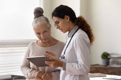 Carolina Dieckmann alerta sobre infecção renal e busca de tratamento